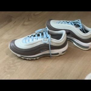 Women’s Nike AirMax tennis shoes